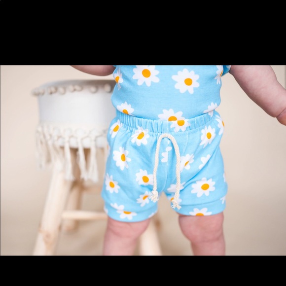 NWT Daisy Shorts Set 12 Months - Picture 4 of 7